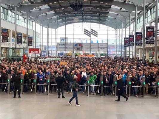 Bild: bauma 2019: Ticketing-System von ADITUS druckt für Alle ein Badge