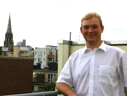 Jahrgangsbester Wirtschaftsinformatiker mit RFH-Stipendium ausgezeichnet Bild: Jahrgangsbester Wirtschaftsinformatiker mit RFH-Stipendium ausgezeichnet