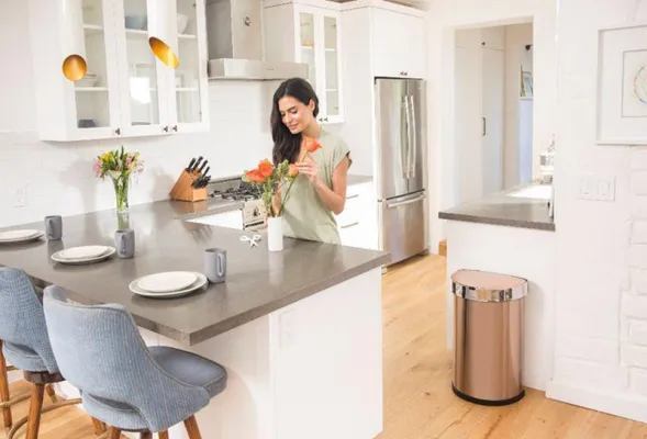 Bild: Der Herbst zieht ein: simplehuman setzt mit neuen Abfalleimern Farbakzente im Haushalt