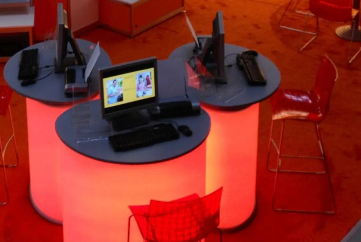 Innovative LED-Theke im ellipsenförmigen Stil