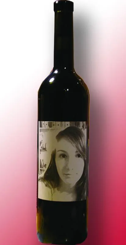 Eine mit Foto personalisierte Weinflasche