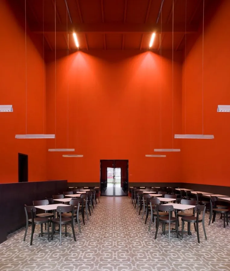 Restaurant mit Marazzi-Fliesen aus der Serie SOHO und Gravuren nach Entwürfen von Prof. Krischanitz (Foto: Lukas Roth)