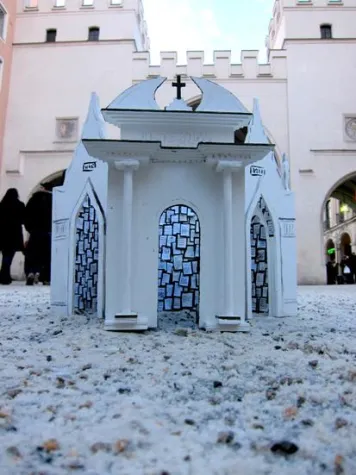 Bild: Fabian Vogl installiert interaktive Protestkapelle in Münchner Innenstadt