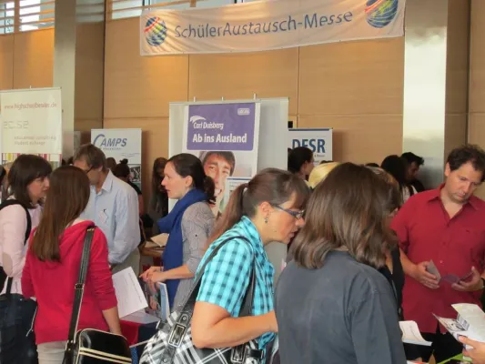 Bild: Berlin: Junge Menschen interessieren sich für Kanada SchülerAustausch-Messe Kanada erfolgreich