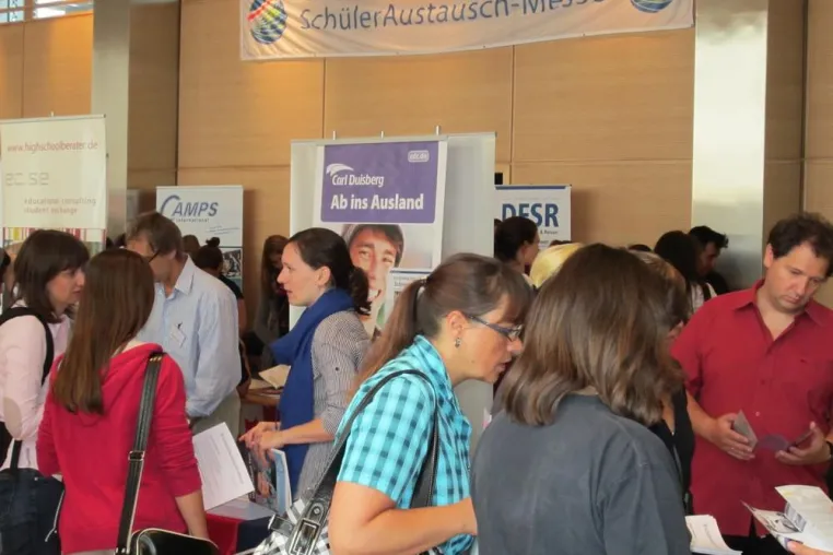 Berlin: Junge Menschen interessieren sich für Kanada SchülerAustausch-Messe Kanada erfolgreich Bild: Berlin: Junge Menschen interessieren sich für Kanada SchülerAustausch-Messe Kanada erfolgreich