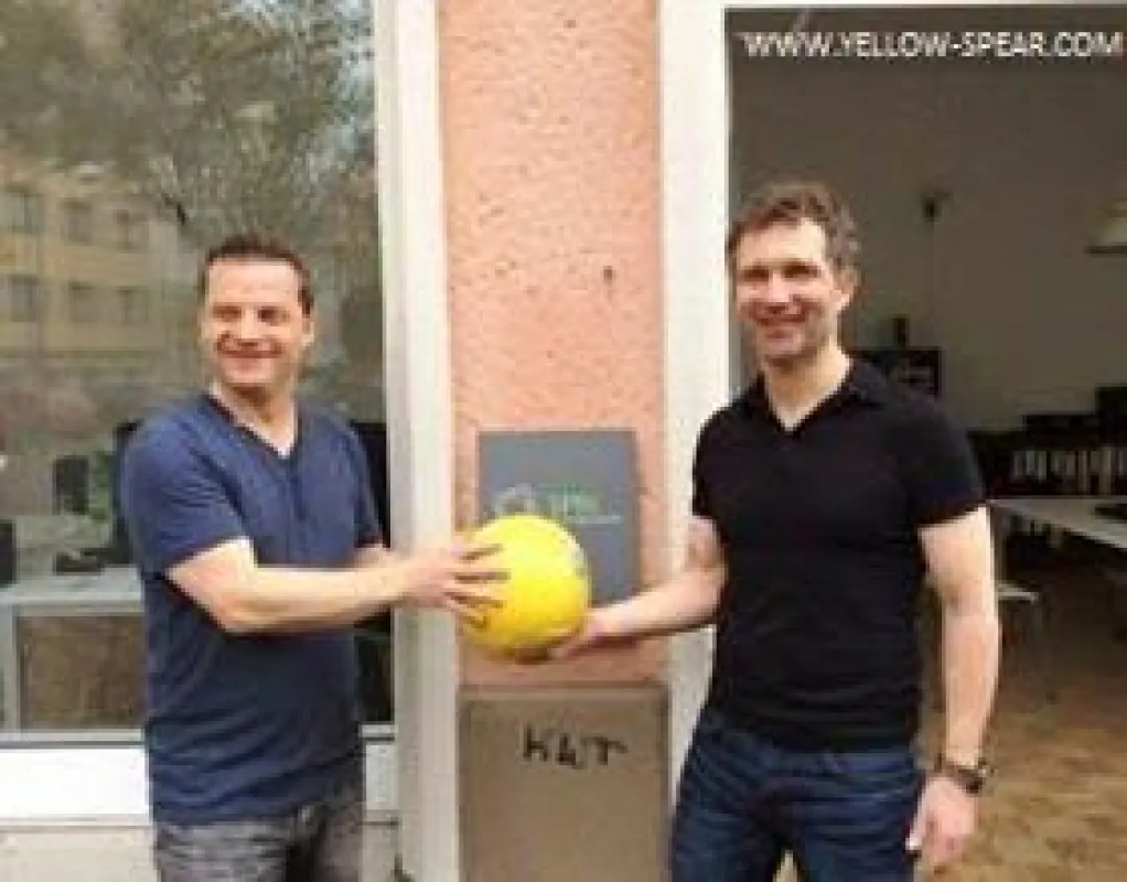 Dirk Steinbach (SPIN, r.) übergibt den Yellow Spear an Sportlehrer Volker Schütz