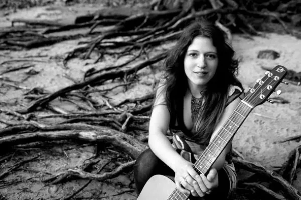 Bild: „Unterwegs daheim - Zu Fuß durch Deutschland“: Theresa Dold veröffentlicht musikalisches Reise-Hörbuch