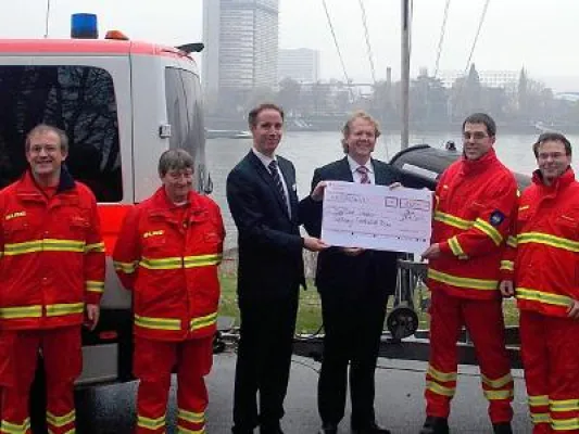 Spende statt Geschenke - die Cintellic Consulting Group spendet 1.000 Euro an die DLRG Bonn Bild: Spende statt Geschenke - die Cintellic Consulting Group spendet 1.000 Euro an die DLRG Bonn