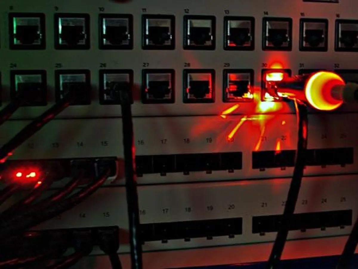 Mit dem PatchSee-System lässt sich schnell und zuverlässig das andere Kabelende finden. (Foto: Fiber-Optics)