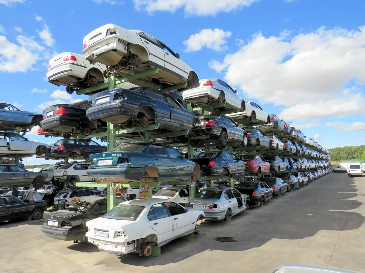 Die Kragarmregale bieten schnellen Zugriff und höhere Lagerkapazitäten. (© Desguaces Eduardo)