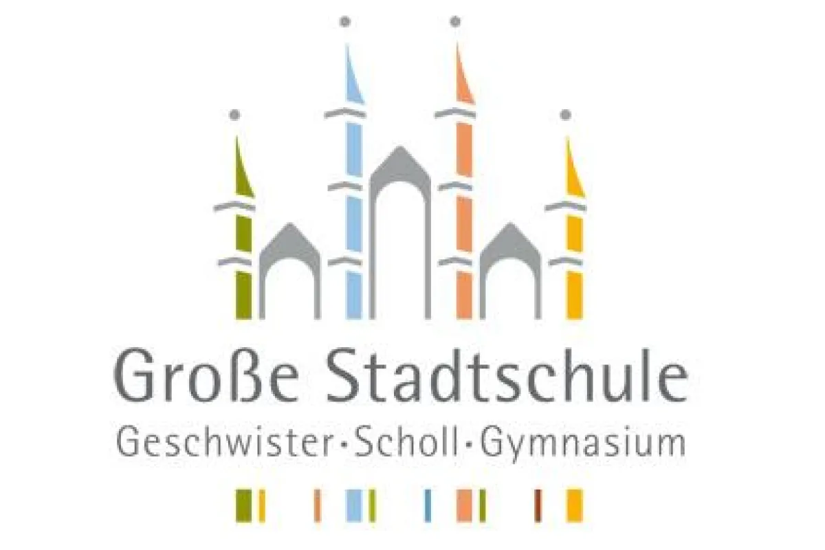 Diplomand Maximilian Schneider gestaltet Cooperate Design für Große Stadtschule Wismar . Foto: Hochschule Wismar