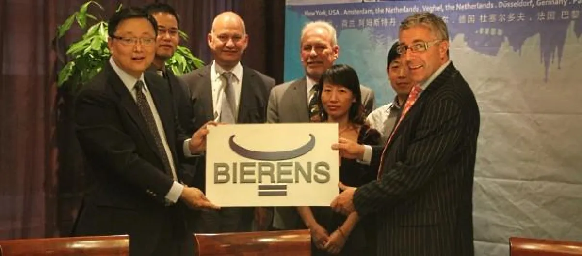 Rechts:Mannes Westhuis von Bierens Incasso Advocaten mit Mitarbeitern und Geschäftspartner bei der Eröffnung des Büros in Shanghai