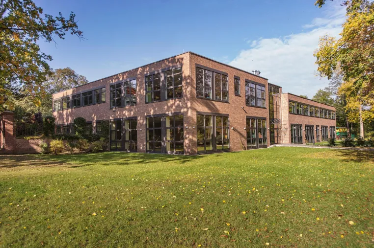 Bild: GEMEINSAM HOLZBAU-KOMPETENZ BEWEISEN NUSSER SYSTEMBAU UND NUSSER STADTMÖBEL AUF DER SCHULBAU 2019