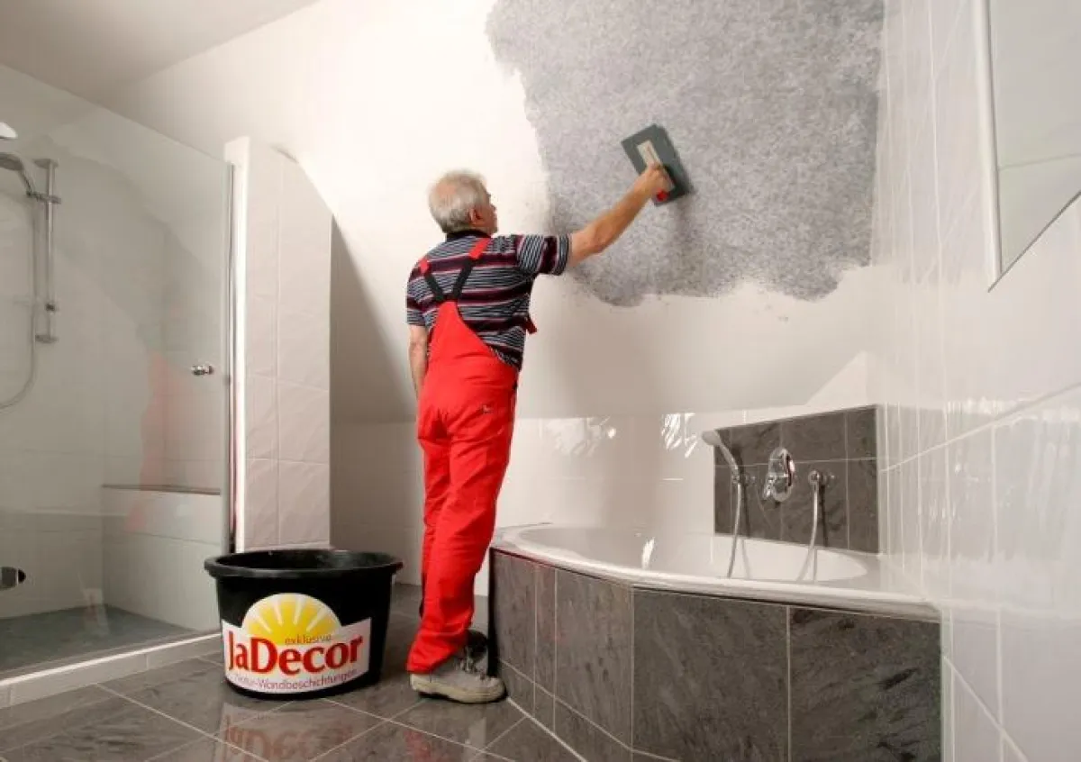 Die gekko-laminate-3-in-1-Wandverkleidung mit dem Visiogrande-Laminatbodendekor Ölschiefer, in Kombination mit Buntschiefer auf dem Fußboden und an der Decke. Bild: tdx/Classen