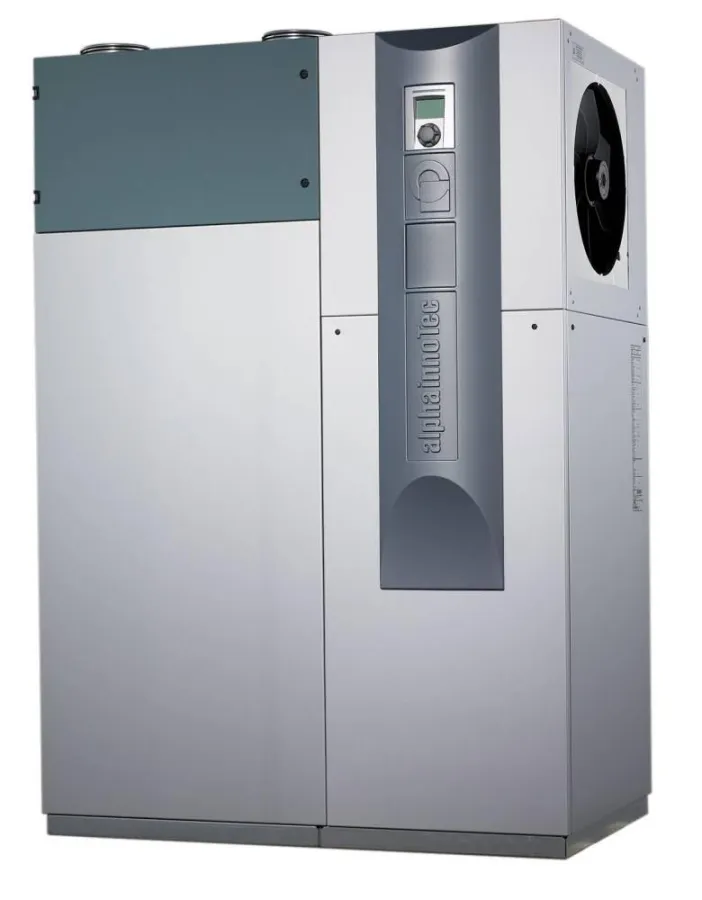 Die Komfort-Haustechnik-Zentrale von Alpha-InnoTec kann sowohl heizen, als auch das Haus mit frischer Luft versorgen. Um noch mehr Sonnenstrahlen zu nutzen, sind auch die Anschlüsse und die Regelungst