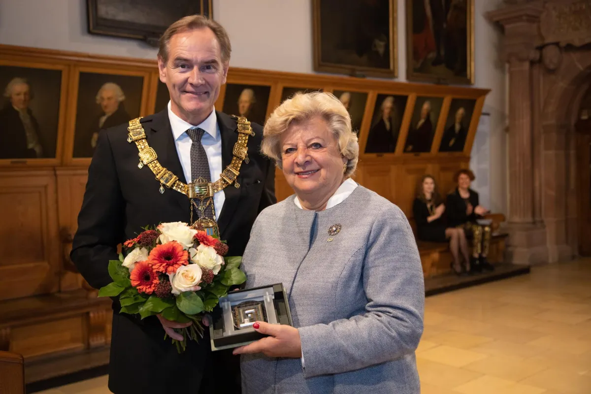 Verena von Mitschke-Collande erhält von OB Jung die Ehrenmedaille der Stadt Leipzig. (Quelle G+D)