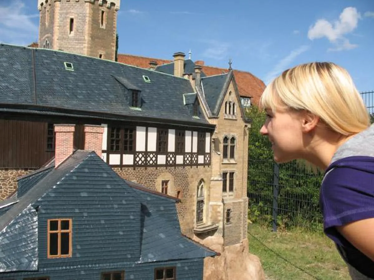 Besucherin am Modell von Schloß Wernigerode