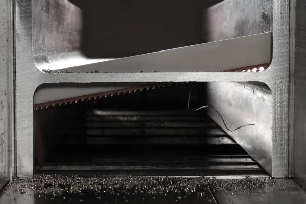 Bild: Beschichtetes hartmetallbestücktes Sägeband PROFIDUR von WIKUS ermöglicht Hochleistungszerspanung von Trägern