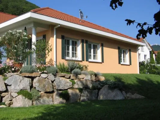 Bild: Wartungsfrei, hübsch und preiswert: Zier-Fensterläden aus Kunststoff