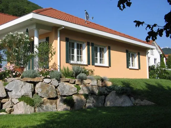 Wartungsfrei, hübsch und preiswert: Zier-Fensterläden aus Kunststoff Bild: Wartungsfrei, hübsch und preiswert: Zier-Fensterläden aus Kunststoff