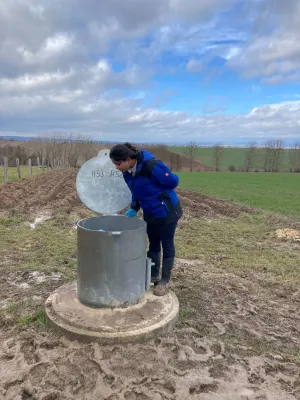 Bild: Die unsichtbaren Welten unter unseren Füßen: Wie Mikroorganismen an Gesteinsoberflächen das Grundwasser prägen