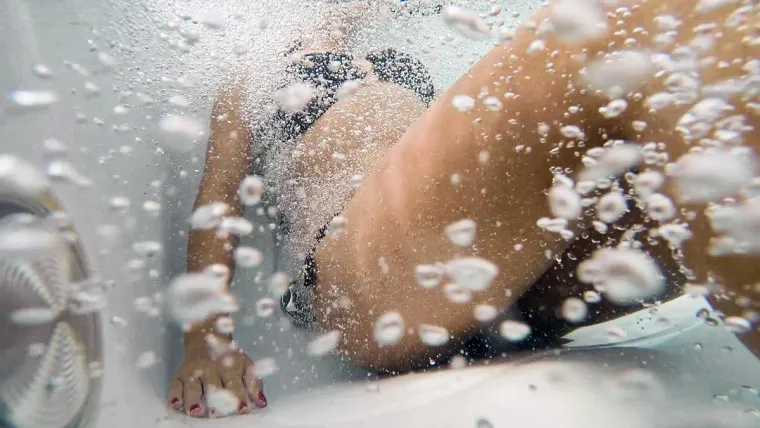 Bild: Wie Hydromassagen im Whirlpool das Wohlbefinden steigern