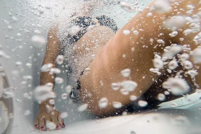 Bild: Wie Hydromassagen im Whirlpool das Wohlbefinden steigern