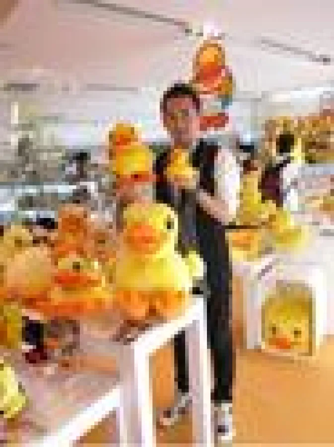 Umgeben von seinen B. Ducks: Designer Eddi Hui. Foto: HKTDC.