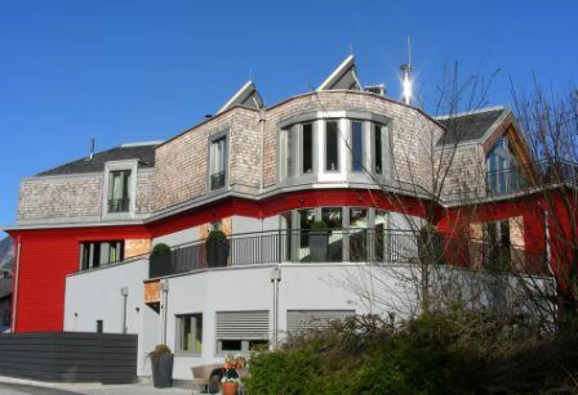 Mehrfamilienhaus in Tirol mit TiSUN Großflächenkollektoren FA