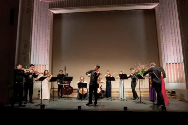 Bild: Die LGT Young Soloists mit der Geigerin Esther Yoo erstmals in Düsseldorf zu erleben
