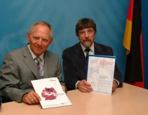 Bild: Vorschläge zur elektronischen Bürgerbeteiligung an Innenminister Schäuble übergeben