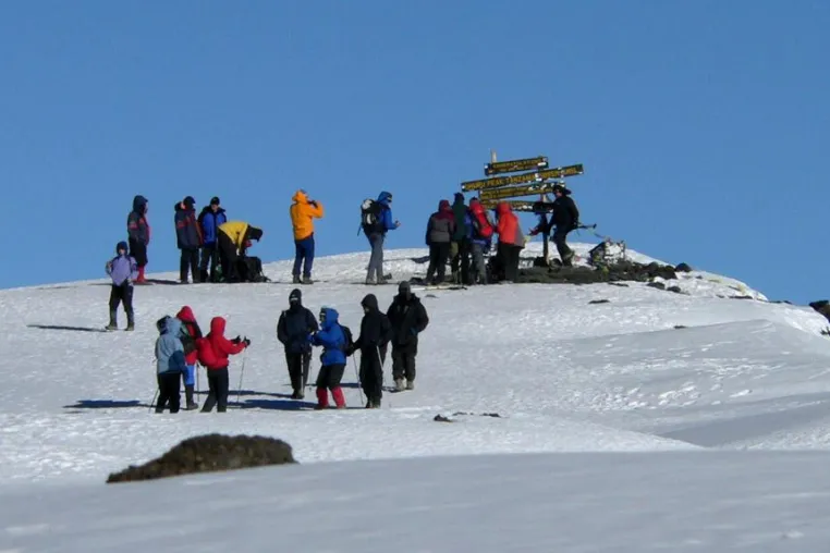 Warteschlange am Kilimanjaro Bild: Warteschlange am Kilimanjaro
