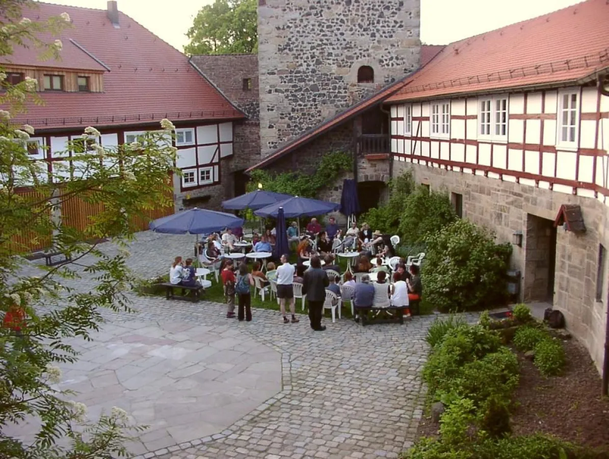 Seminar-Pause im Burghof von BURG FÜRSTENECK