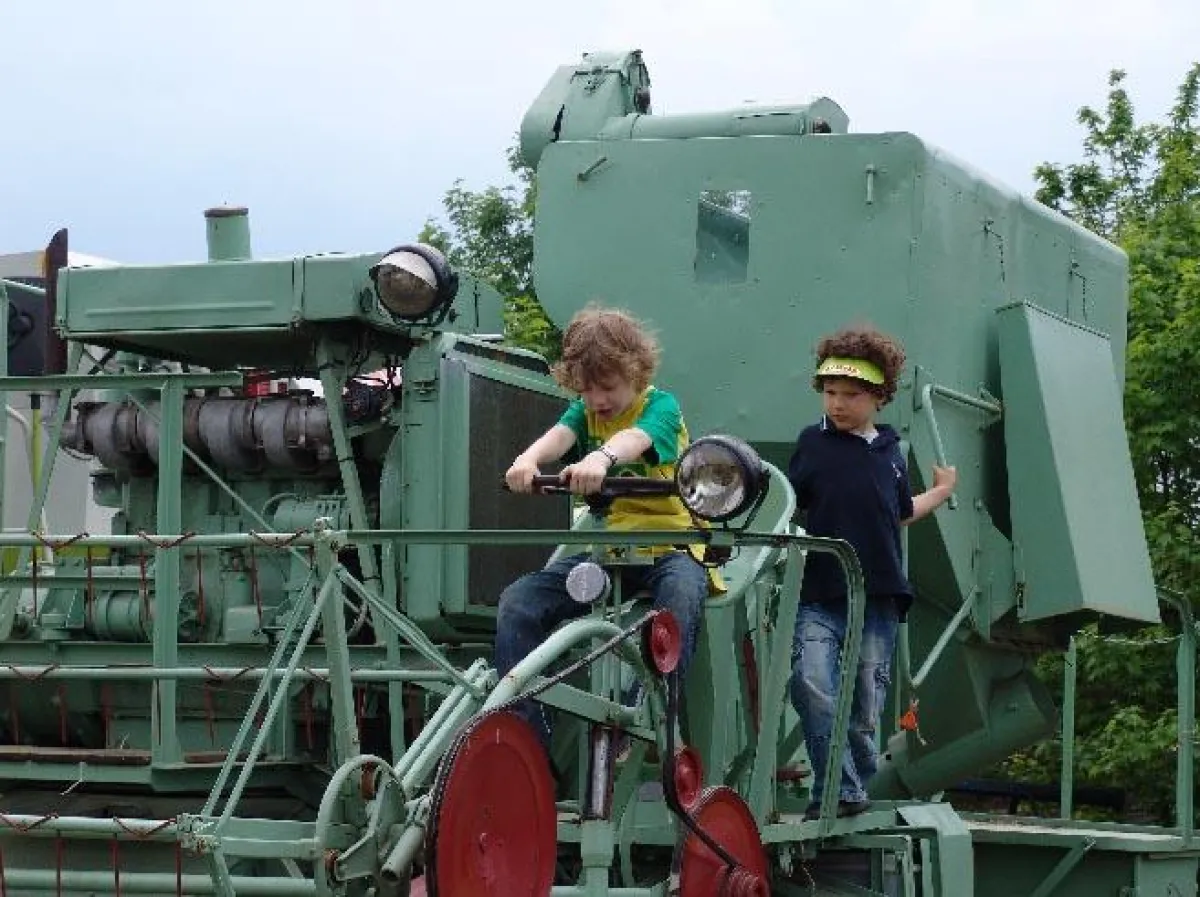 Kleine Technikbegeisterte auf der letzten Technikschau der KFL GmbH Löwenberg