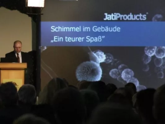Bild: Rückbau wegen Schimmel - JatiProducts umweltfreundliche Alternative bei Gebäudesanierung