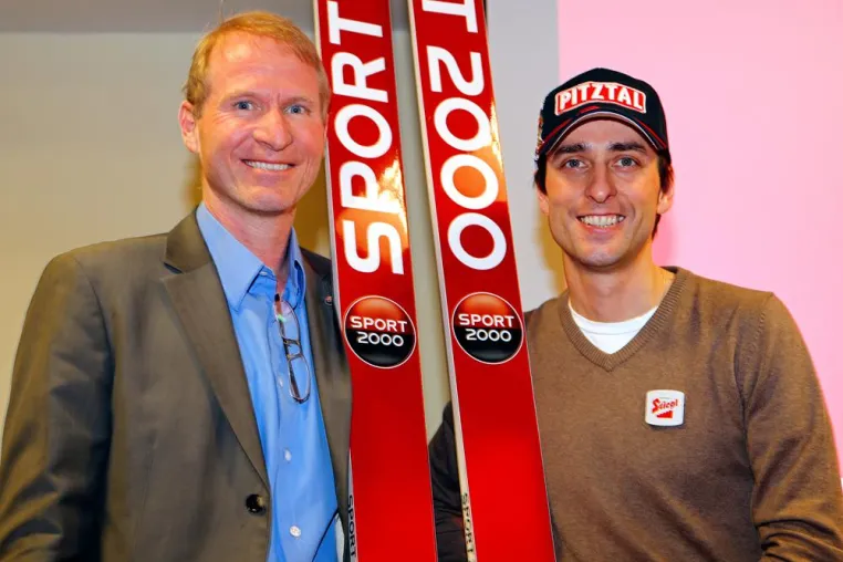 Bild: SPORT 2000 hebt mit neuem Sprungski ab und startet als Ausrüster im Skisprung-Weltcup 2013/14