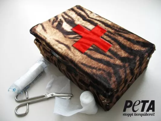 PETA schenkt Tigerdompteur Walliser einen Verbandskasten zur Hochzeit Bild: PETA schenkt Tigerdompteur Walliser einen Verbandskasten zur Hochzeit