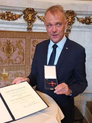 Bild: Bundesverdienstkreuz für Dr. Volkmar Schön