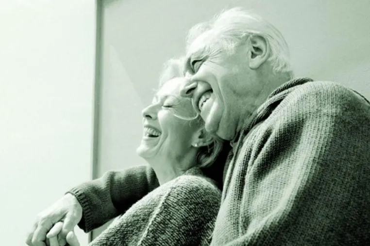 Gut lachen trotz Dritter Zähne Bild: Gut lachen trotz Dritter Zähne