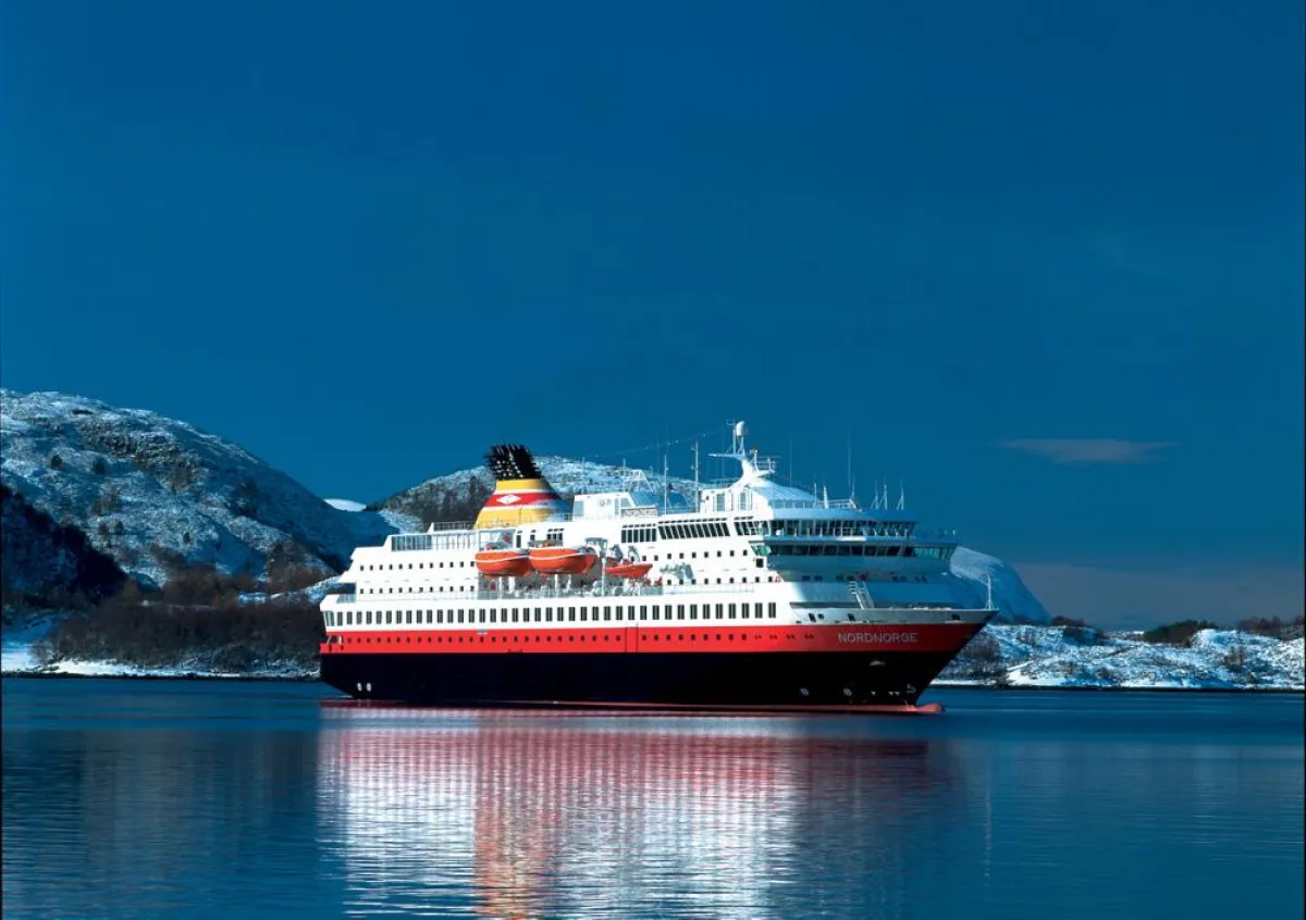 Wintererlebnis der besonderen Art: Hurtigruten-Seereise vor Norwegens schneebedeckter Küste