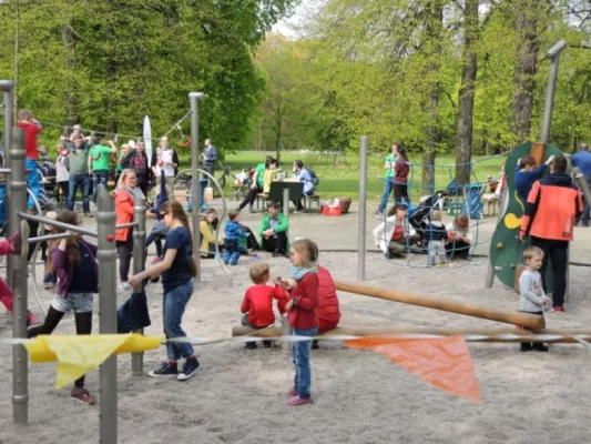 Bild: Wir trommeln für die Rutsche - Kinderfest am Notenrad-Kletterorchester am 30. April 2016