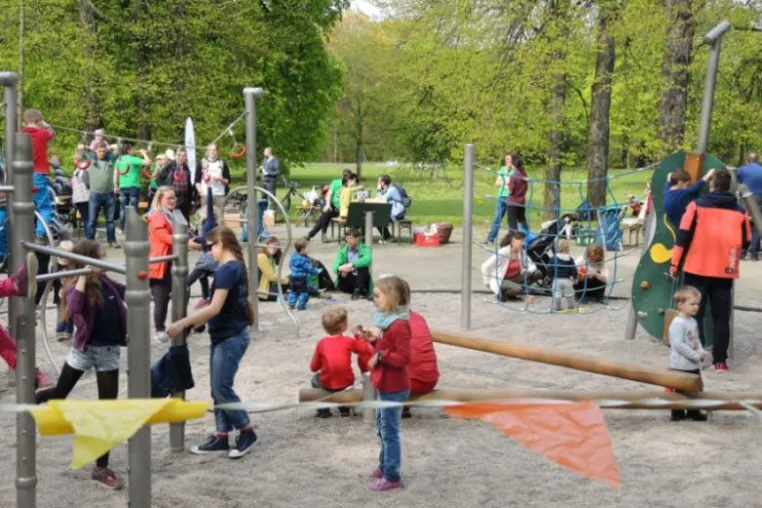 Bild: Wir trommeln für die Rutsche - Kinderfest am Notenrad-Kletterorchester am 30. April 2016