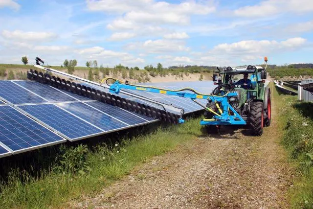 Bild: Intersolar: Sunbrush mobil zeigt neue Systeme zur Reinigung von PV-Anlagen