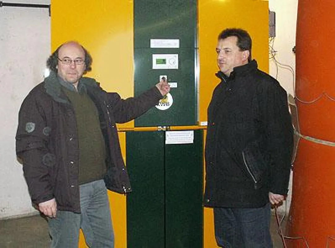 Martin Müller (Ingenieurbüro Müller) und Wolfgang Dambacher (Gewerbepark A7) starten die neue Biomasse-Heizung
