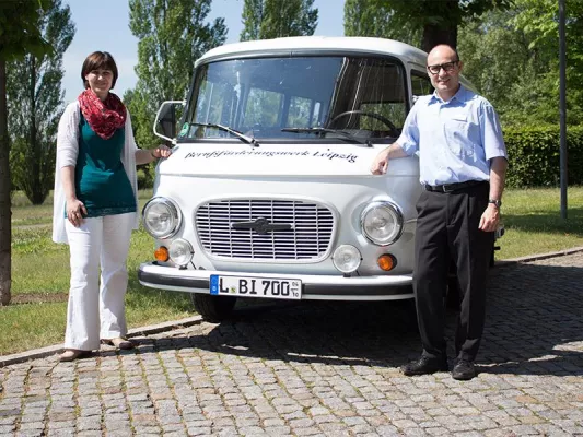 Neue Jobchancen über berufliche Rehabilitation – Beratung am weißen BARKAS in Halle Bild: Neue Jobchancen über berufliche Rehabilitation – Beratung am weißen BARKAS in Halle