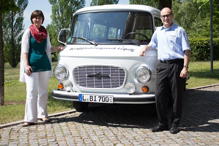 Bild: Neue Jobchancen über berufliche Rehabilitation – Beratung am weißen BARKAS in Halle