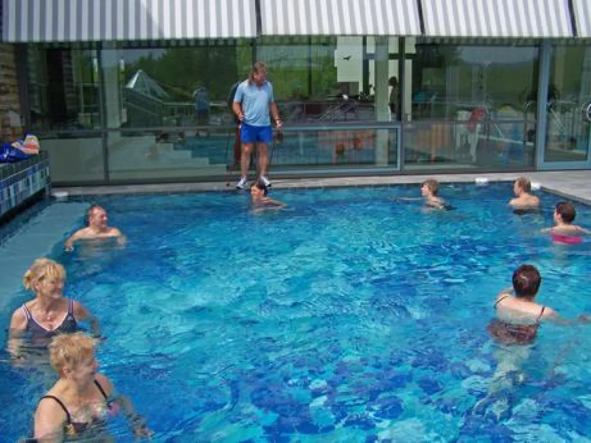 Unter fachgerechter Anleitung probieren die Gäste verschiedene Techniken des Aqua-Nordic-Walking im Außenbecken der Sibyllenbader Badelandschaft aus.
