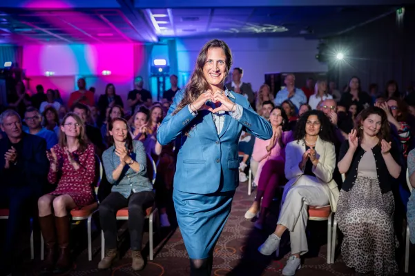 Bild: Reden ist doch Gold – Stefanie Camin gewinnt internationalen Rednerpreis