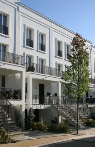 Bild: Stadthäuser - Urbanität in Reih und Glied