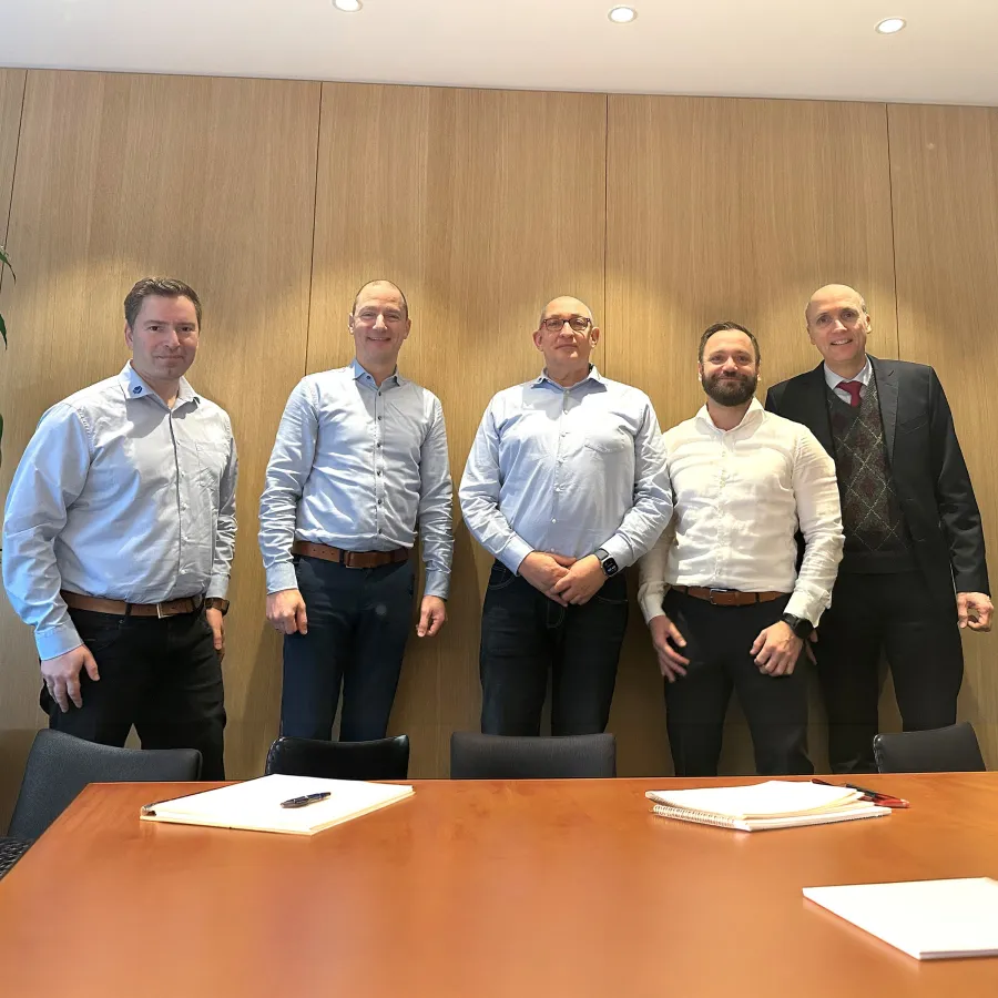 v. l. n. r.: Michael Müller, Eike Diestelkamp, Peter Horvath, Daniel Heinze und Notar (© ho.Systeme)